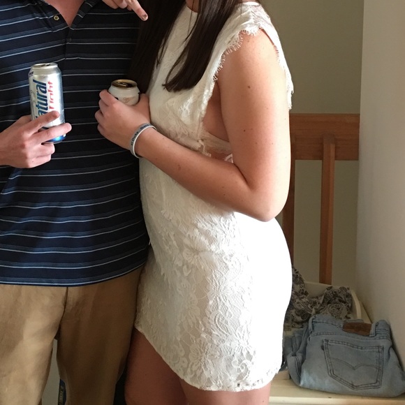 White lace dress with back cut out. - Picture 1 of 4